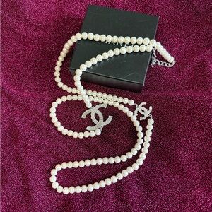 Elegant and fashionable Pearl Necklace with Silver Accents